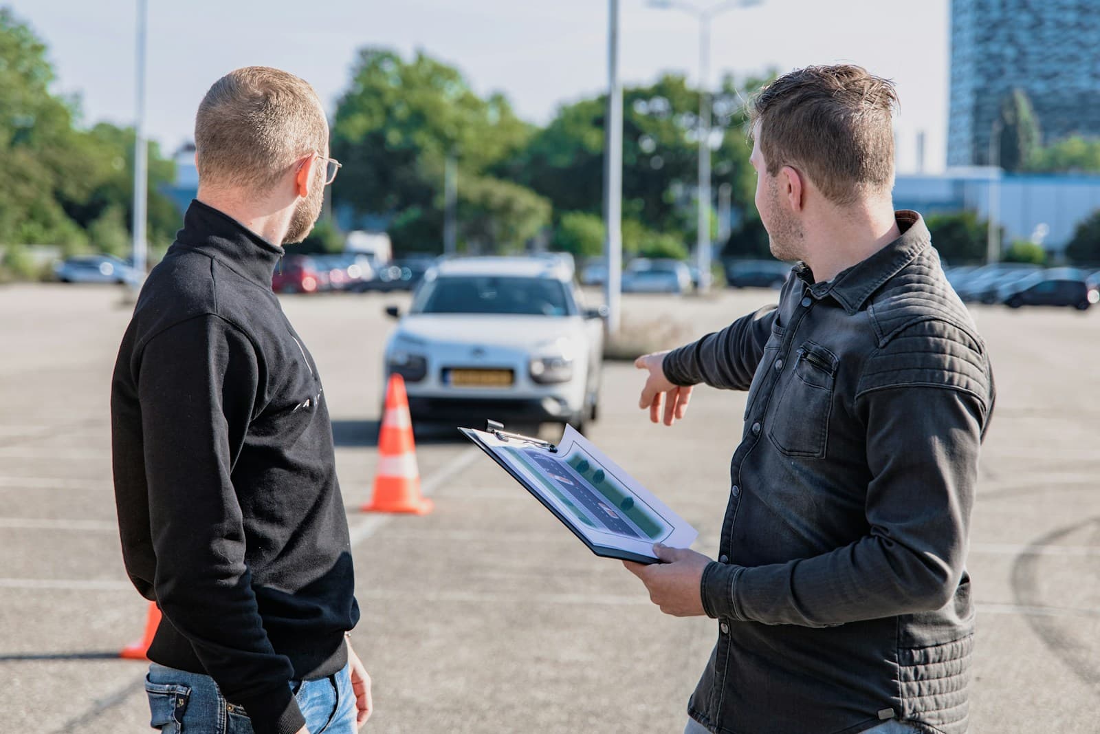Instruktor vožnje s kandidatom na poligonu